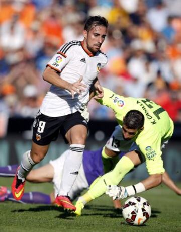 El delantero del Valencia Paco Alcácer supera al portero del RCD Espanyol Kiko Casilla para marcar el tercer gol de su equipo durante el partido de la tercera jornada de Liga de Primera División