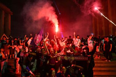 Los seguidores del PSG se congregaron en masa en el centro de París tras la victoria por 5-0 ante el Inter. Las celebraciones incluyeron fuegos, bengalas y banderas.