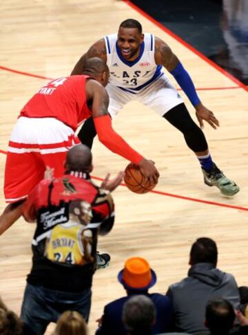 Kobe Bryant y LeBron James se retan durante el All Star Game de 2016, el último de Kobe, con Drake de fondo.