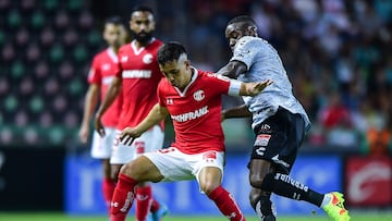 (L-R) Leonardo Fernandez of Toluca and Joel Campbell of Leon during the game Leon vs Toluca, corresponding Round 05 the Torneo Apertura 2022 of the Liga BBVA MX at Nou Camp Stadium, on July 26, 2022.
<br><br>
(I-D) Leonardo Fernandez de Toluca y Joel Campbell de Leon durante el partido Leon vs Toluca, correspondiente a la Jornada 05 del Torneo Apertura 2022 de la Liga BBVA MX en el Estadio Nou Camp, el 26 de julio de 2022.