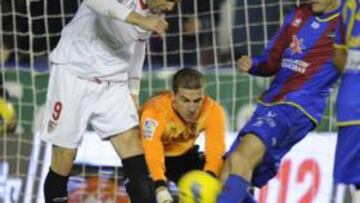 <b>EL GOL. </b>Ni Varas atrapó el balón ni Negredo acertó a despejarlo; Nano hizo el gol del Levante, que sigue en puesto de Champions.