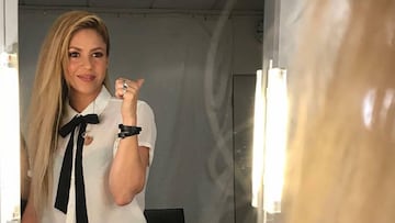 Shakira posando frente al espejo en un camerino haciendo la se&ntilde;al de ok.