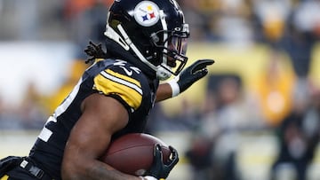 Dec 23, 2023; Pittsburgh, Pennsylvania, USA; Pittsburgh Steelers running back Najee Harris (22) runs the ball against the Cincinnati Bengals during the first quarter at Acrisure Stadium. Mandatory Credit: Charles LeClaire-USA TODAY Sports
