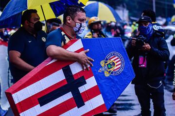 Aficionados azulcremas previo a entrar al Estadio Azteca