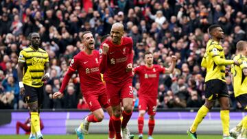 Fabinho celebrando el segundo gol de Liverpool en la victoria 2-0 sobre Watford por Premier League.