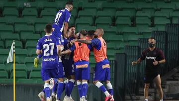 Los jugadores del Alavés celebran uno de sus goles.