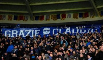 Los aficionados del Leicester homenajean a Claudio Ranieri antes del partido de la Premier League contra el Liverpool.