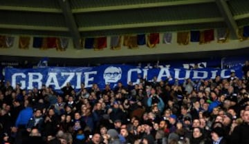 Los aficionados del Leicester homenajean a Claudio Ranieri antes del partido de la Premier League contra el Liverpool.