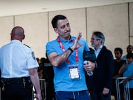 Mikel Oyarzabal saludo a os aficionados de la Real Sociedad a la salida del hotel.