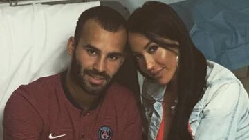 El futbolista Jesé Rodríguez con su novia, Aurah Ruiz, en el hospital por el ingreso de su hijo Nyan