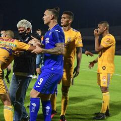 Jugadores de Tigres salen enfurecidos tras caer con Cruz Azul