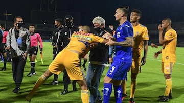 Jugadores de Tigres salen enfurecidos tras caer con Cruz Azul