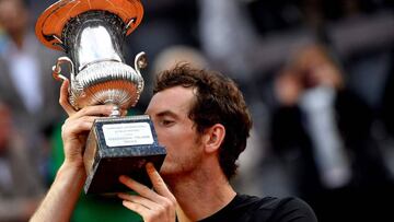 Andy Murray besa el trofeo del Masters 1.000 de Roma tras vencer en la final a Novak Djokovic.