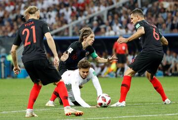 El árbitro Cakir Cuneyt pitó falta por esta acción de Luka Modric a Dele Alli.