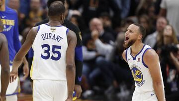 CLD01. CLEVELAND (EE.UU.), 06/06/2018.- Kevin Durant (i) de Golden State Warriors celebra con su compañero Stephen Curry (d) tras anotar una canasta de 3 puntos ante Cleveland Cavaliers hoy, miércoles 6 de junio de 2018, durante el tercer juego de las finales de la NBA, en el Quicken Loans Arena de Cleveland, Ohio (EE.UU.). Los Cavaliers disputan hoy contra Golden State Warriors el tercer juego de siete que componen la gran final de la NBA. Los Warriors comandan con los dos primeros partidos ganados. EFE/DAVID MAXWELL/PROHIBIDO SU USO POR SHUTTERSTOCK