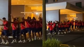 Jugadores de Surinam salen a bailar con aficionados rivales que intentaron desconcentrarlos