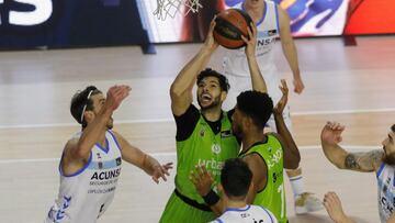 GRAF9765. MADRID, 06/03/2021.- El alero italiano del Fuenlabrada Leo Meindl (c) intenta canasta ante su compa&ntilde;ero Kyle Alexander (d) y el jugor del ACunsa GBC Mike Carlson durante el partido de la Liga Endesa que disputan en el Pabell&oacute;n Fernando Mart&iacute;n de Fuenlabrada EFE/ Juan Carlos Hidalgo