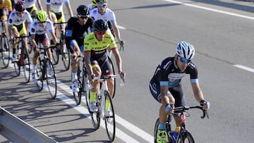 Alberto Contador rueda con integrantes del "V Campus Selección La Mafia-Fundación Alberto Contador" que comenzó ayer en Zaragoza con la presencia de treinta jóvenes ciclistas de entre 14 y 16 años seleccionados en toda España por sus resultados, tanto deportivos como académicos.