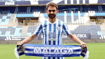 Adri&aacute;n L&oacute;pez, posando con la bufanda del M&aacute;laga en La Rosaleda.