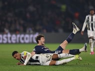 Newcastle United's English midfielder #41 Jacob Ramsey (L) andf Paris Saint-Germain's Portuguese midfielder #87 Joao Neves (R) fall as they fight for the ball during the UEFA Champions League - League phase, Matchday 8 - football match between Paris Saint-Germain (PSG) and Newcastle United FC at the Parc des Princes stadium in Paris on January 28, 2026. (Photo by FRANCK FIFE / AFP)
