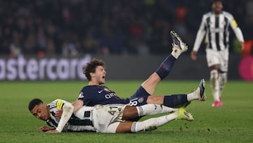 Newcastle United's English midfielder #41 Jacob Ramsey (L) andf Paris Saint-Germain's Portuguese midfielder #87 Joao Neves (R) fall as they fight for the ball during the UEFA Champions League - League phase, Matchday 8 - football match between Paris Saint-Germain (PSG) and Newcastle United FC at the Parc des Princes stadium in Paris on January 28, 2026. (Photo by FRANCK FIFE / AFP)