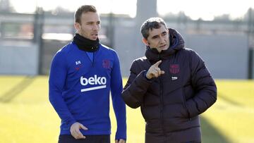 Valverde takes Barça training on Monday with no word on future