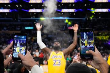 La noche del 1 de noviembre se jugó en la NBA el derbi de Los Ángeles: Lakers-Clippers, con victoria para los primeros en la prórroga (130-125). LeBron James fue protagonista durante el partido (35 puntos, 12 rebotes y 7 asistencias), pero también antes, con su ya clásico ritual de los polvos de talco que dos aficionados inmortalizan con sus móviles.
