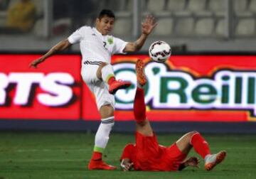 Mexico's Julio Cesar Dominguez (L) and Peru's Jefferson Farfan battle for the ball during their friendly soccer match in Lima, ahead of the Copa America tournament, June 3, 2015. REUTERS/Mariana Bazo      TPX IMAGES OF THE DAY     