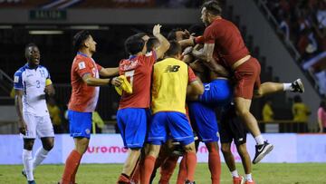 SJS01. SAN JOSÉ (COSTA RICA), 7/10/2017.- Los jugadores de Costa Rica celebran luego de empatar con Honduras hoy, sábado 7 de octubre de 2017, durante un partido por la clasificación al Mundial de Rusia 2018, que se disputa en San José (Costa Rica). EFE/Jeffrey Arguedas