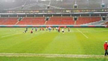 <b>SESIÓN EN MOSCÚ. </b>Nada más llegar a Moscú, el Atlético se entrenó a puerta cerrada (excepto quince minutos) durante algo más de una hora en el Lokomotiv Stadion, donde esta tarde se disputará el partido.