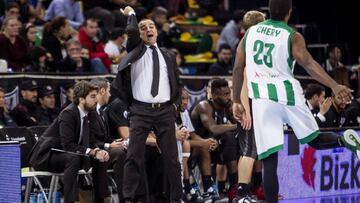 GRA254. BILBAO, 30/12/2016.- El entrenador del RETAbet Bilbao Basket, Carles Duran (i), durante el partido correspondiente a la decimoquinta jornada de la Liga ACB ante el Real Betis Energía Plus que están disputando esta noche en Bilbao. EFE/Iñaki Andrés