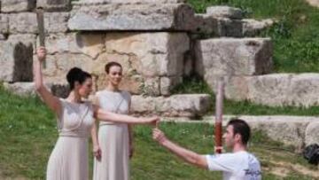 <b>MOMENTO HISTÓRICO. </b>La actriz Maria Nafpliootou pasa la llama sagrada a Alexandros Nikolaidis, plata en taekwondo en los Juegos de Atenas 2004.