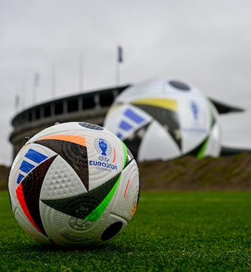 Berlin (Germany), 15/11/2023.- The official match ball of the UEFA Euro 2024 is presented during a special event in Berlin, Germany, 15 November 2023. Germany will host the UEFA Euro 2024 tournament from 14 June to 14 July 2024. (Alemania) EFE/EPA/FILIP SINGER