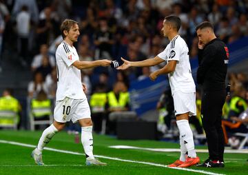 Modric entrega el brazalete a Lucas Vázquez.