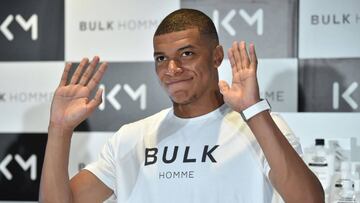 France&#039;s football player Kylian Mbappe waves to fans at a promotional event with a men&#039;s skin care brand during his visit to Tokyo on June 20, 2019. (Photo by Kazuhiro NOGI / AFP)