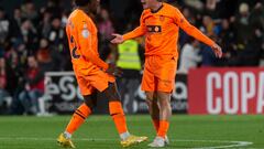 CARTAGENA, 07/01/2024.- El delantero del Valencia C.F Sergi Canós (d), celebra el gol marcado al F.C Cartagena con su compañero Thierry Correia (i), durante partido de dieciseisavos de final de Copa del Rey que están disputando este domingo en el estadio Cartagonova. EFE/Marcial Guillén
