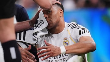 Kylian es atendido por los servicios médicos del Real Madrid.