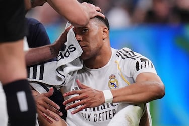 Kylian es atendido por los servicios médicos del Real Madrid.