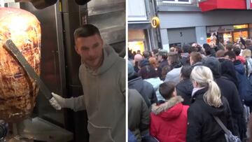 Podolski abre un local de kebab y desata la locura en Colonia