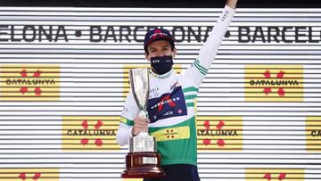 Adam Yates posa en el podio como ganador de la general de la Volta a Catalunya 2021.