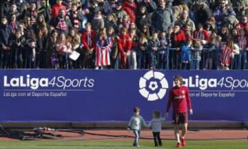 Filipe Luis con sus hijos.