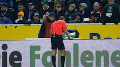 Un &aacute;rbitro de la Bundesliga revisando el VAR.