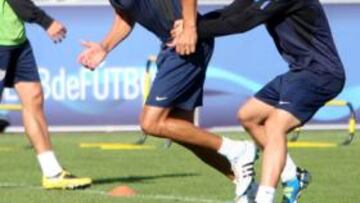 <b>MALA FORTUNA. </b>Weligton realiza ejercicios físicos junto a Juanmi en un entrenamiento.