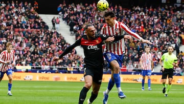 MADRID, 25/01/2026.- El defensa del Atlético de Madrid Marc Pubill (d) disputa el balón ante Vedat Muriqi, del Mallorca, durante el partido de Liga que disputan el Atlético de Madrid y el Real Mallorca en el estadio Riyahd Metropolitano. EFE/Chema Moya