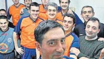 <b>SIN SOTANA. </b>Tomás Delgado (primer plano) será el entrenador-jugador de Os Chispas en Sarajevo.