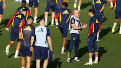 LAS ROZAS (MADRID), 04/09/2023.- El seleccionador español, Luis de la Fuente (2d), dirige una sesión de entrenamiento de La Roja en Madrid, este lunes. Los futbolistas convocados por Luis de la Fuente para los dos próximos partidos de España, de la fase de clasificación a la Eurocopa 2024, ante Georgia y Chipre, han dejado gestos de apoyo al seleccionador en su peor momento, tras pedir perdón por su respaldo al discurso de Luis Rubiales en la última asamblea de la Federación. EFE/ Javier Lizón
