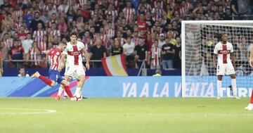 3-0. El VAR concedi¨® el tercer gol a Koke.