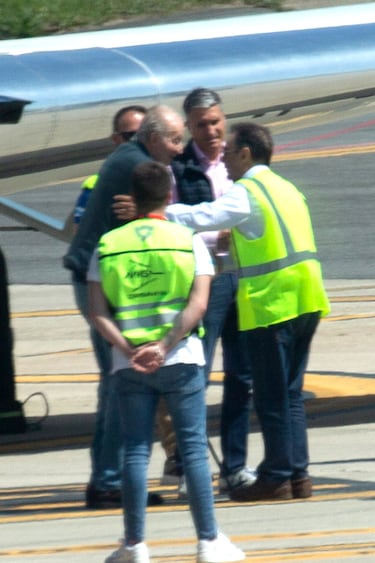 El amigo íntimo de Juan Carlos, Pedro Campos, recibe al Emérito a su llegada al Aeropuerto Internacional de Vigo-Peinador.