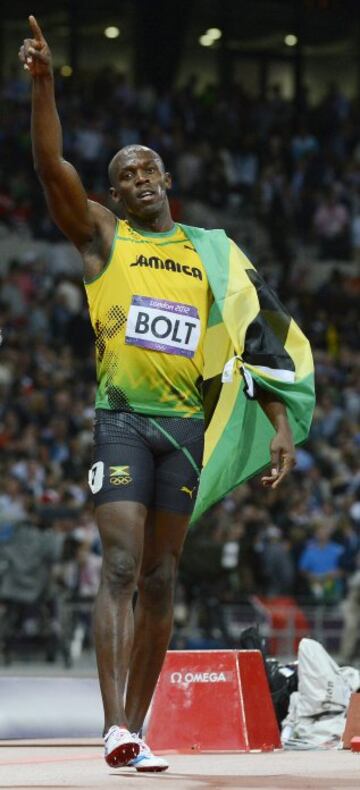 En los Juegos Ol¨ªmpicos de Londres 2012, el 11 de agosto, estableci¨® un nuevo r¨¦cord mundial en el relevo 4x100 con registro de 36,84. Adem¨¢s super¨® el r¨¦cord ol¨ªmpico en los 100 metros lisos tras ganar la final con un tiempo de 9,63, estableciendo la segunda mejor marca de la historia, y tambi¨¦n triunf¨® en los 200m, siendo el primer atleta en ganar la medalla de oro ol¨ªmpica en dos juegos consecutivos en ambas pruebas. En la imagen Usain Bolt celebra su medalla de oro en la prueba de los 100m.