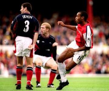 Thierry Henry anota un golazo en un triunfo de Arsenal sobre Manchester United. Lo miran Paul Scholes y Dennis Irwin.